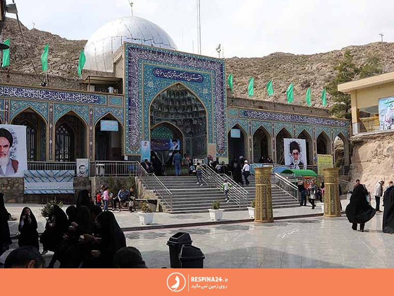 زائران در حال زیارت از آرامگاه خواجه مراد هستند.