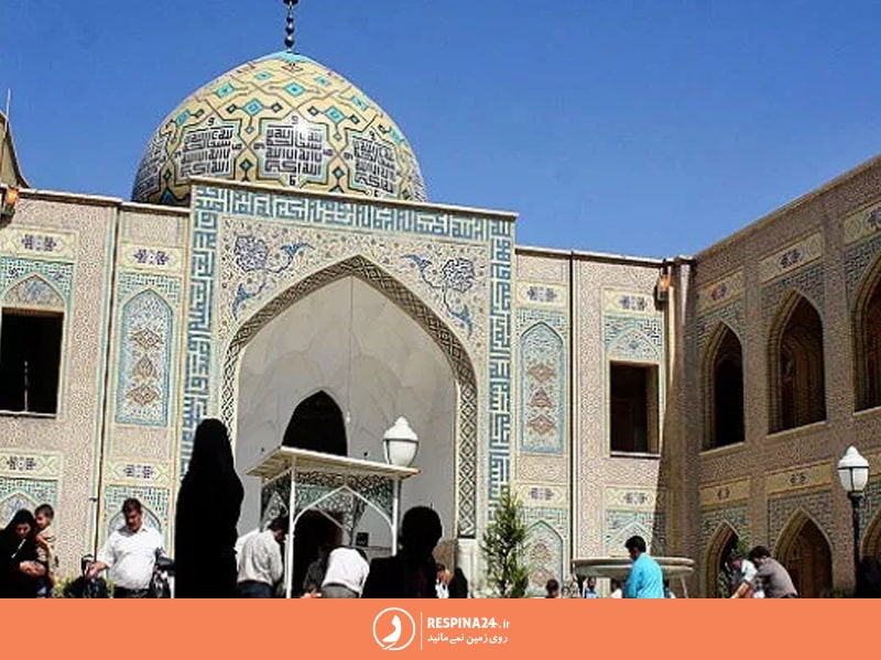 زلئران در حال زیارت از آرامگاه پیر پالان دوز هستند.