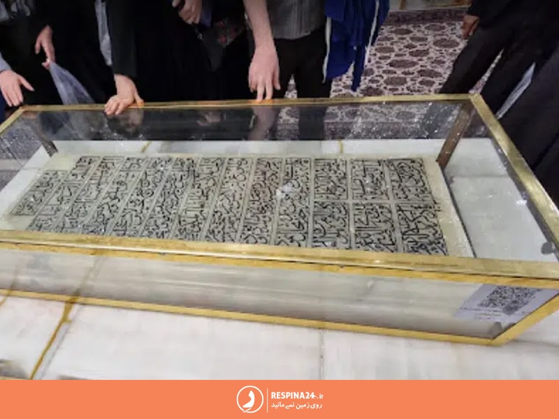 نمای نزدیک از مقبره شیخ بهایی