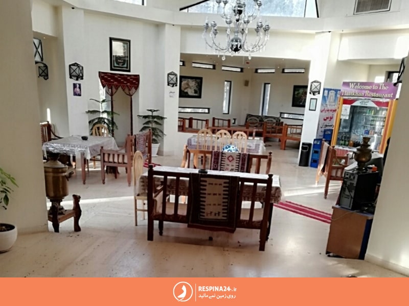 فضای داخل رستوران هفت خان در نزدیکی گنبد هارونیه مشهد
