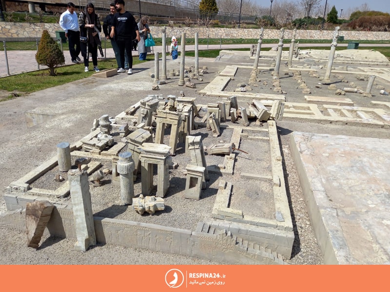 گردشگران در حال بازدید از ماکت های دیگر پارک مینیاتوری مشهد هستند.