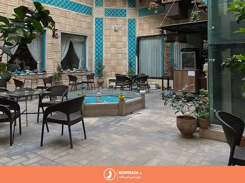 تصویری از کافی شاپ فضای باز هتل وکیل شیراز