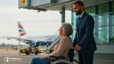 یک کارکنان فرودگاه در حال ارائه خدمات ویلچر به مسافر در محوطه فرودگاه