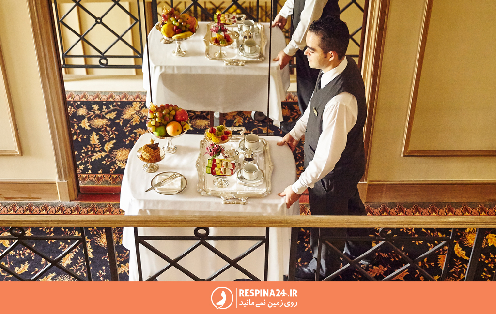 روم سرویس متمرکز در هتل شامل ارائه غذا روی چرخ دستی به درب اتاق مسافران