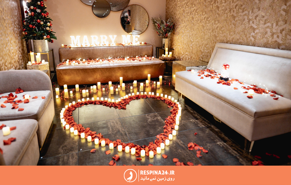 روم سرویس پکیج مناسبتی در یک هتل خارجی شامل تزئین اتاق با گل رز و شمع به صورت قلب