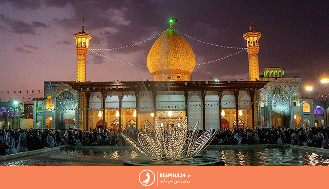 زائران در حال زیارت حرم شاهچراغ شیراز هستند.